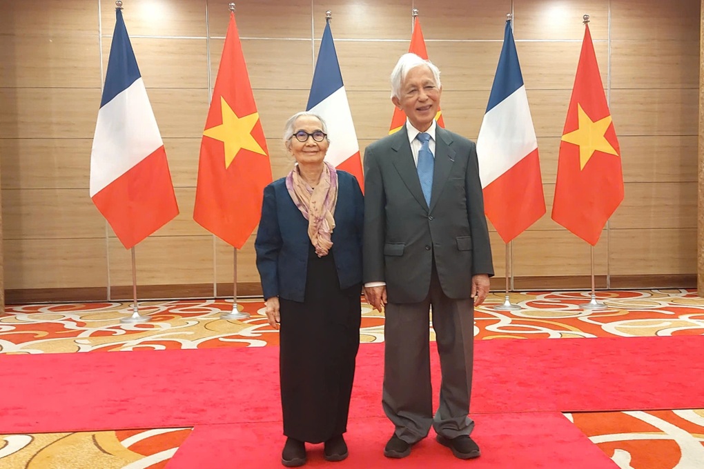 حصل البروفيسور تران ثانه فان وزوجته على وسام جوقة الشرف - 1 Vợ chồng Giáo sư Trần Thanh Vân được tặng Huân chương Bắc Đẩu Bội Tinh - 1