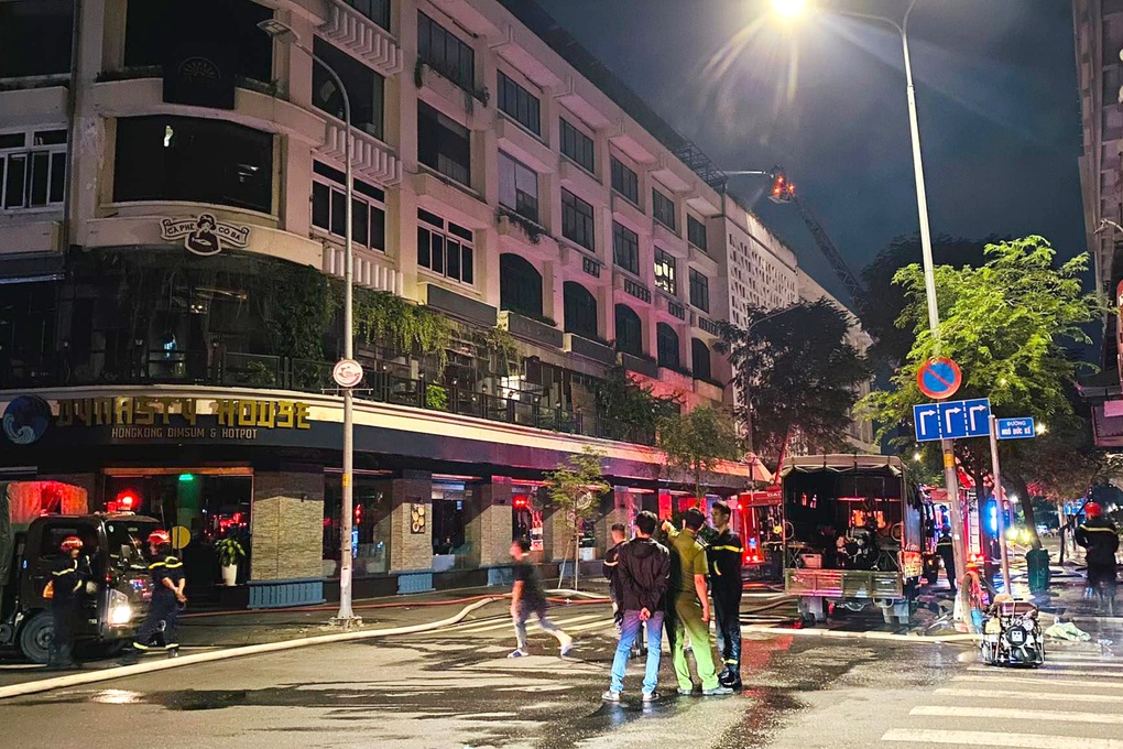 Cháy nổ trên sân thượng tòa nhà Seaprodex ở trung tâm quận 1 TPHCM - 2