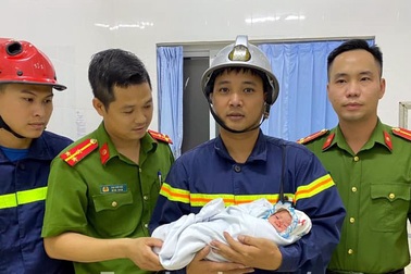 Hà Nội: Bé trai sơ sinh bị bỏ rơi giữa 2 khe tường rất hẹp