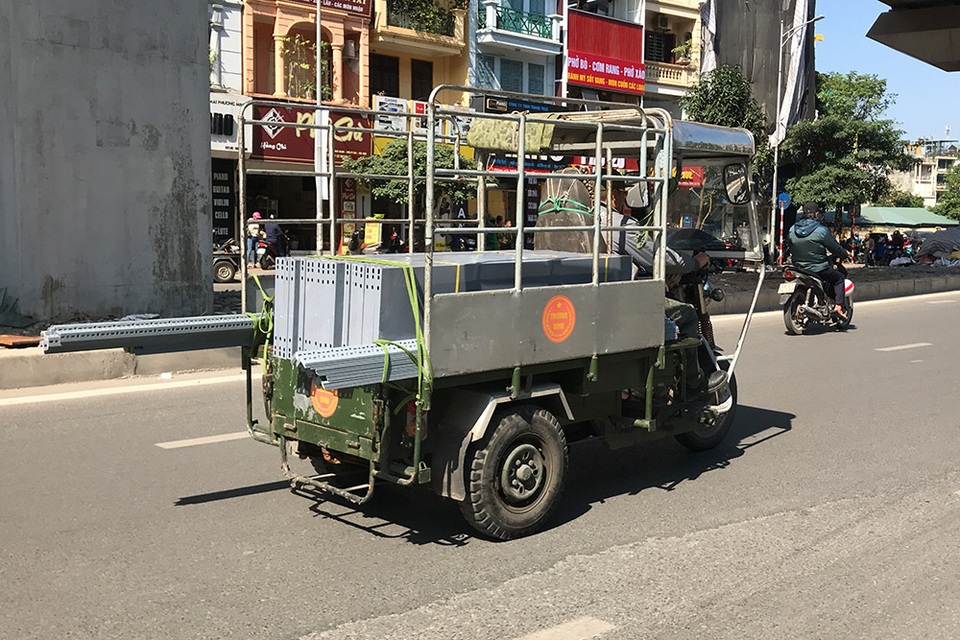 Xe ba bánh chở hàng cồng kềnh nghênh ngang trên đường phố - 14 Xe ba bánh chở hàng cồng kềnh nghênh ngang trên đường phố - 14