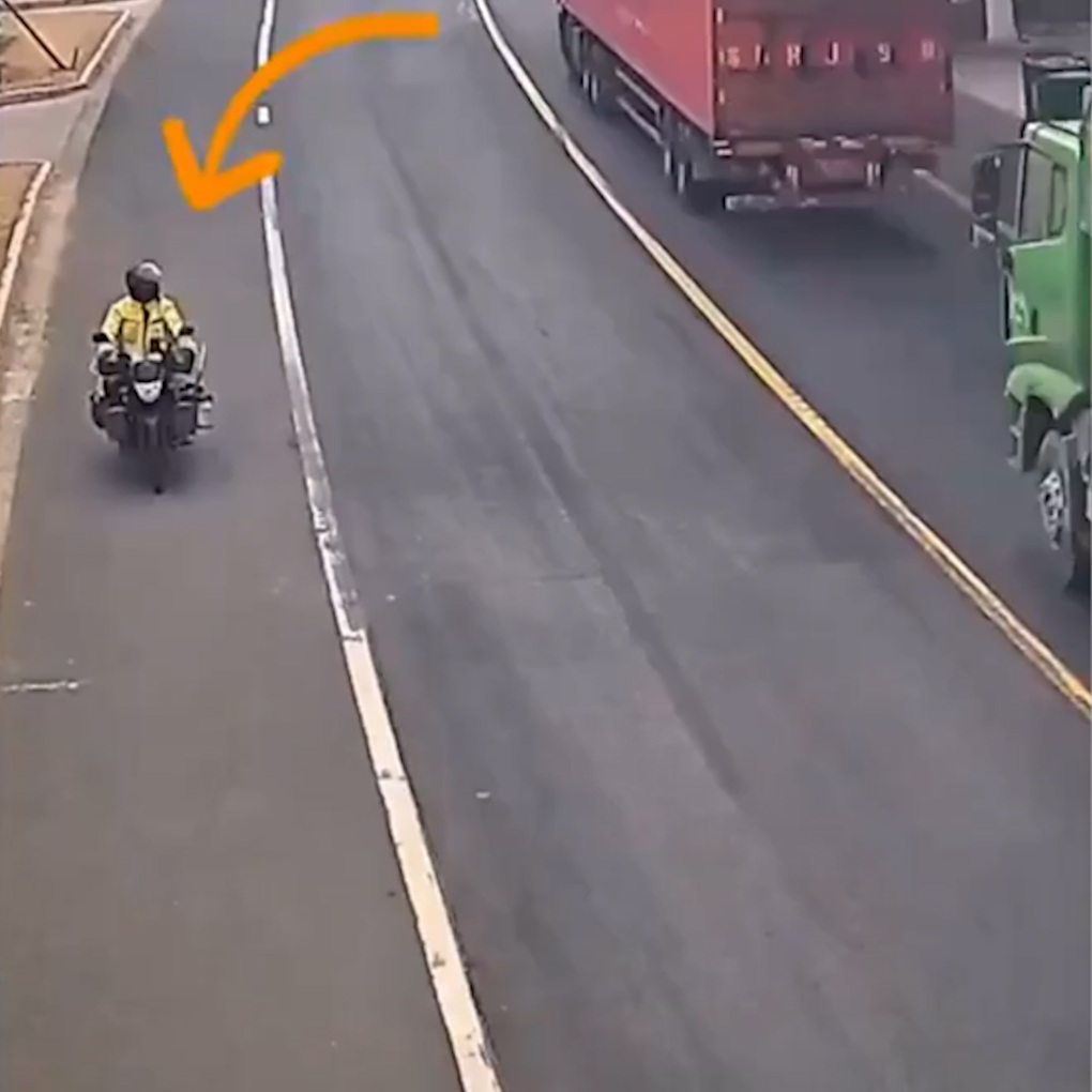 Khoảnh khắc người đàn ông ngồi xe lăn bị xe tải đẩy đi hàng trăm mét - 2 Khoảnh khắc người đàn ông ngồi xe lăn bị xe tải đẩy đi hàng trăm mét - 2