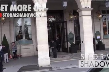 Angelina Jolie đưa 6 con đi thăm bảo tàng Louvre