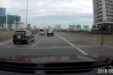 Xe chở học sinh lạng lách, đánh võng trên đường