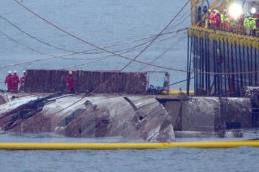 Hàn Quốc bắt đầu lai dắt phà Sewol đến cảng trên đất liền