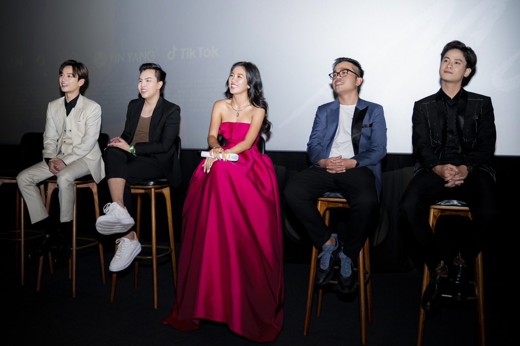 Văn Mai Hương bàn chuyện yêu người song tính, nghệ sĩ tranh cãi nảy lửa - 1 Văn Mai Hương bàn chuyện yêu người song tính, nghệ sĩ tranh cãi nảy lửa - 1