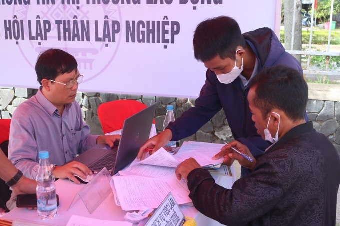 Người lao động thuộc huyện nghèo A Lưới đăng ký thông tin vị trí việc làm.