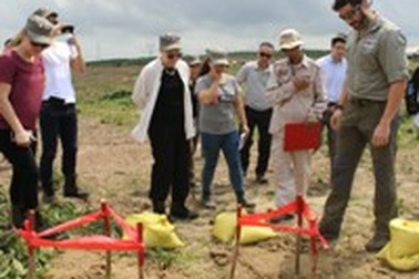 Thứ trưởng Bộ Ngoại giao Hoa Kỳ chứng kiến việc hủy nổ bom mìn tại Quảng Trị