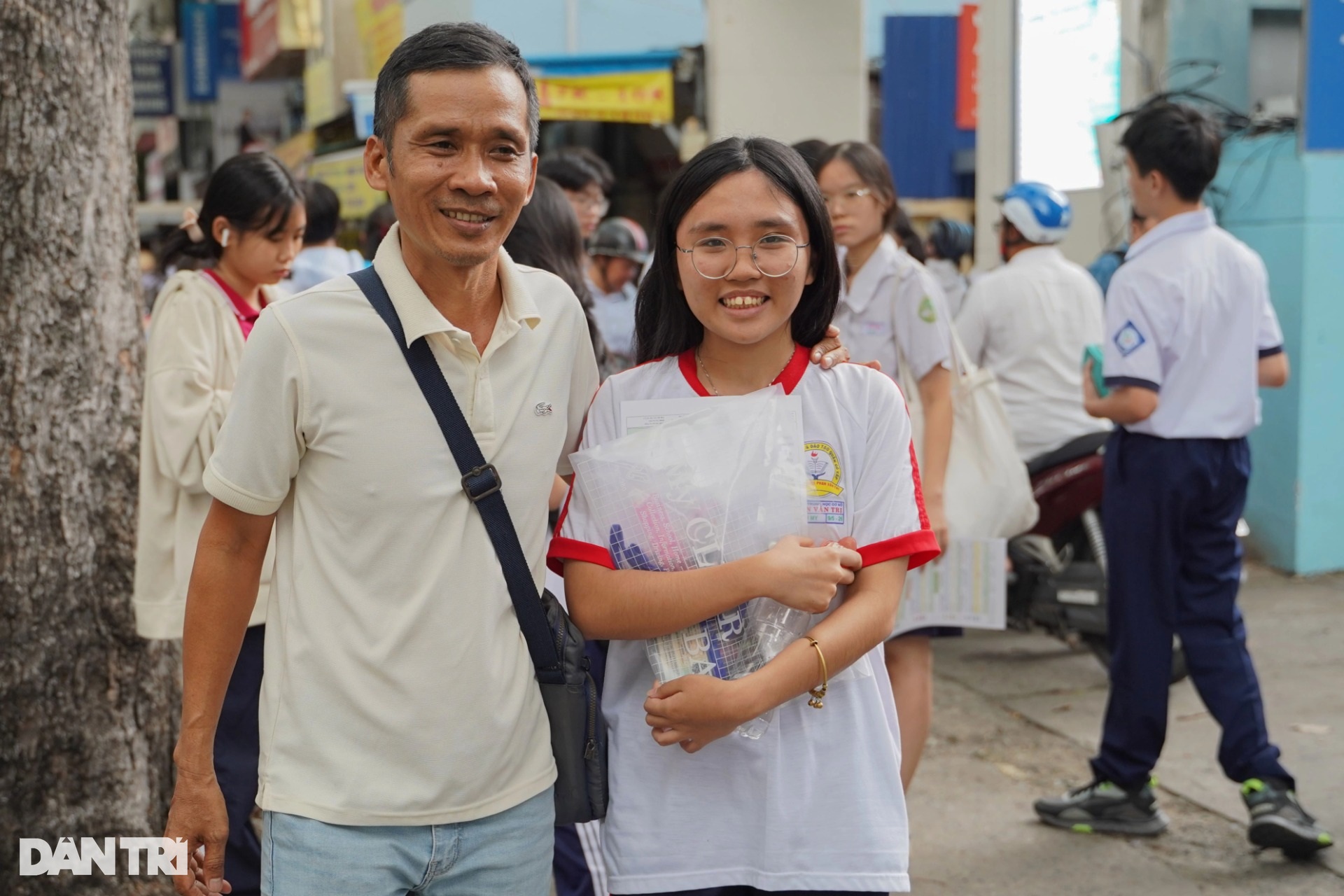 Thí sinh TPHCM rạng rỡ sau buổi thi, nhiều em nhận định đề dễ thở - 1
