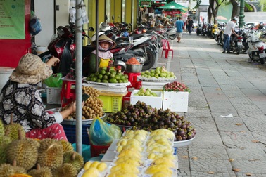 TPHCM tạm ngưng thu phí sử dụng vỉa hè, hàng quán vẫn như cũ