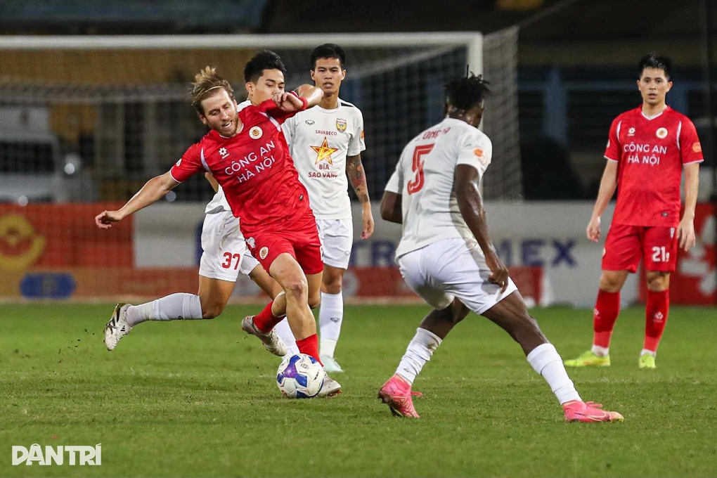 Quang Hải ghi bàn, CLB Công an Hà Nội bám sát đội đầu bảng Ninh Bình - 3