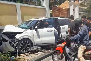 Ô tô 7 chỗ mất lái tông taxi rồi lao lên vỉa hè ở TPHCM