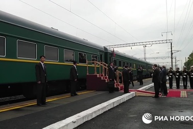 Ông Kim Jong-un lên tàu về Triều Tiên, được tặng UAV làm quà