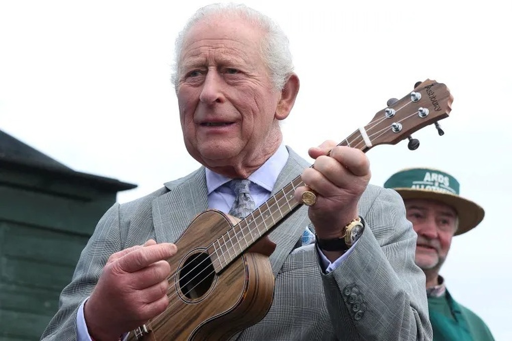 Vua Anh gây bất ngờ khi trổ tài chơi đàn ukelele với người dân - 1