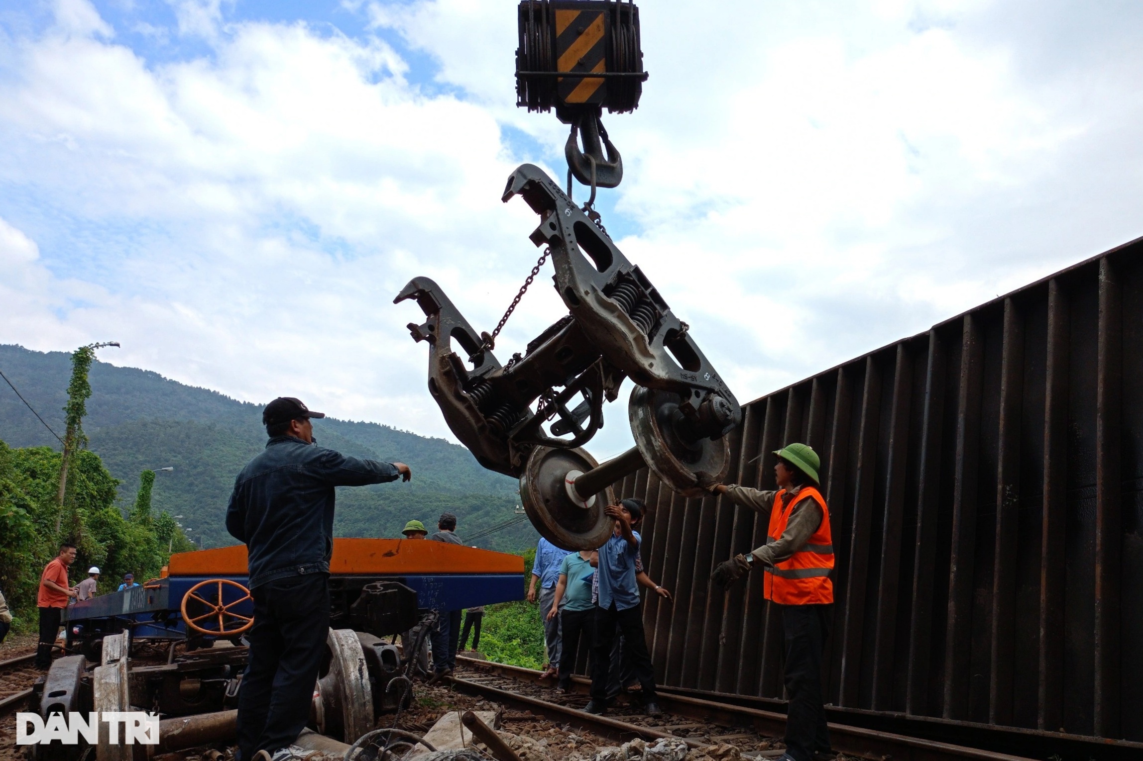 ទិដ្ឋភាពរថភ្លើងធ្លាក់ផ្លូវ Hai Van Pass - ៧ Hiện trường tàu trật bánh trên đèo Hải Vân - 7