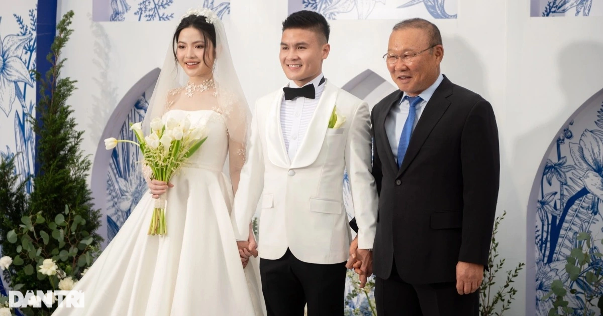 HLV Park Hang Seo nắm chặt tay Quang Hải, rạng rỡ đến dự đám cưới - 6