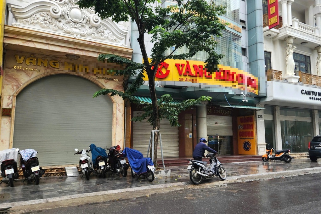 Sau khi cảnh sát kiểm tra, nhiều tiệm vàng ở Thanh Hóa bất ngờ đóng cửa - 1
