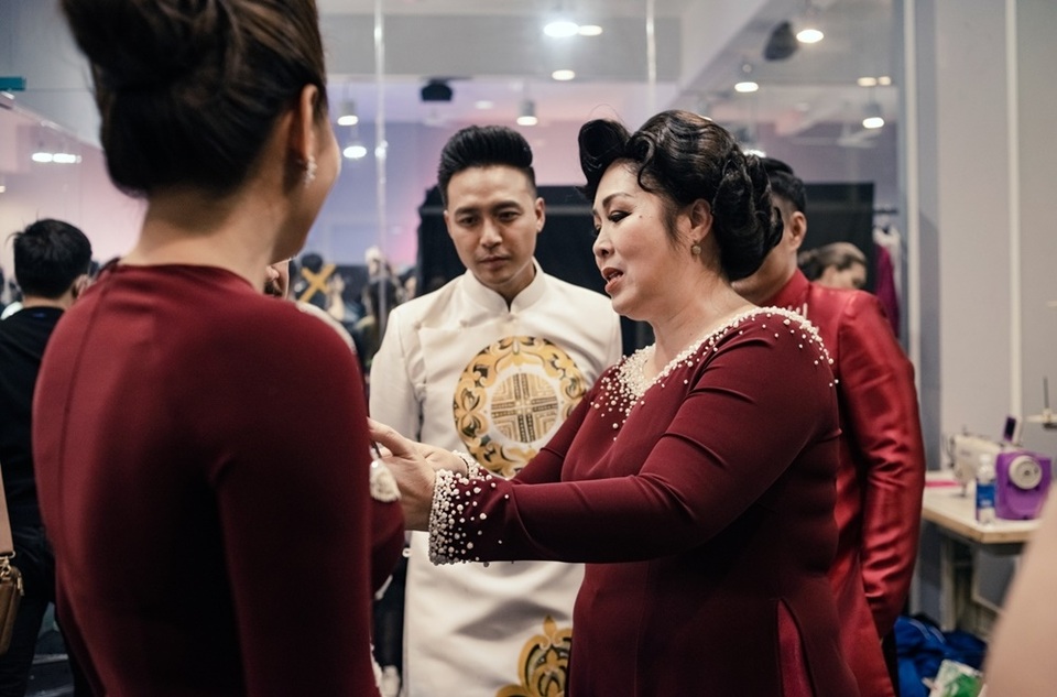 Hồng Vân tận tình chỉnh áo cho người mẫu trẻ - 3 Hồng Vân tận tình chỉnh áo cho người mẫu trẻ - 3