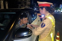 Nữ Cảnh sát giao thông xuyên đêm kiểm tra nồng độ cồn ở Lâm Đồng