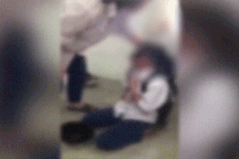 Nữ sinh lớp 8 bị ép quỳ trên nền nhà vệ sinh và nhận "mưa tát"