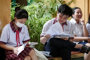 Thí sinh thi vào lớp 10 công lập ở TPHCM "vắt sức" cho môn cuối