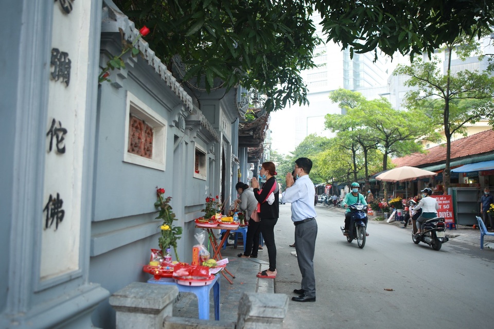 Đền chùa đóng cửa, người dân đứng vái vọng từ xa ngày mùng 1 âm lịch - 2 Đền chùa đóng cửa, người dân đứng vái vọng từ xa ngày mùng 1 âm lịch - 2
