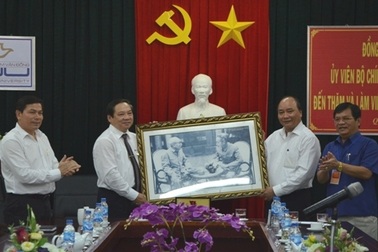 Phó Thủ tướng trồng cây lưu niệm tại Đại học Phạm Văn Đồng