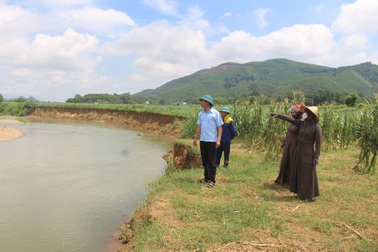 Sạt lở bờ sông khiến nhiều diện tích hoa màu “biến mất”, dân nơm nớp lo sợ