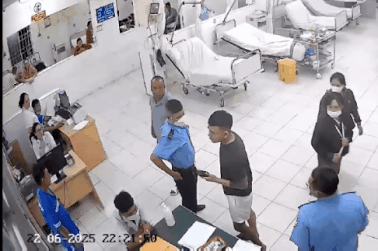 Tạm giữ thanh niên đấm vào mặt nhân viên y tế
