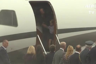 Hoàng tử, Công chúa "nhí" nước Anh đáng yêu khi công du cùng cha mẹ