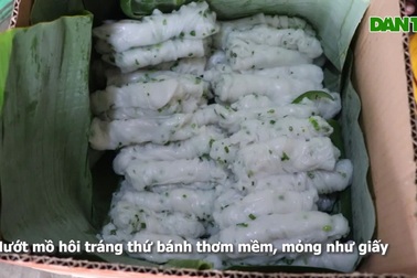 Thợ tráng mỏi tay, khách đợi cả tiếng để thưởng thức bánh mướt