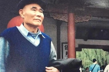 Cụ ông 87 tuổi qua đời, di vật trong chiếc hộp gỗ khiến cả vùng bàng hoàng