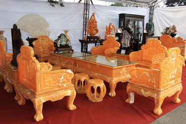 “Choáng” với bộ bàn ghế 8 tỷ đồng làm từ 50 tấn ngọc