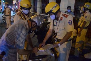 Tài xế xe máy choáng váng khi "chỉ uống vui vài lon" mà bị phạt 7 triệu