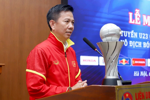 HLV Hoàng Anh Tuấn nói điều bất ngờ tới ông Philippe Troussier