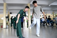 Máy quét kiểm tra "chân tơ kẽ tóc" thí sinh dự thi các trường quân đội