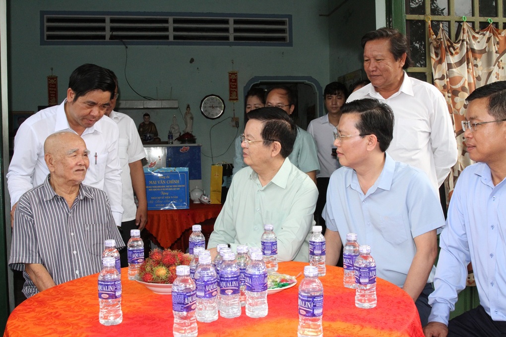 Phó Thủ tướng Mai Văn Chính thăm, tặng quà gia đình chính sách tại Tây Ninh - 2 Phó Thủ tướng Mai Văn Chính thăm, tặng quà gia đình chính sách tại Tây Ninh - 2
