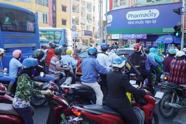 Nhiều tuyến đường ở trung tâm TPHCM kẹt xe nghiêm trọng giữa trưa