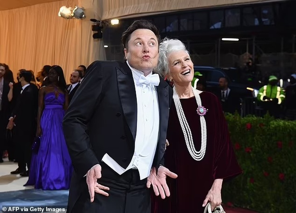 Elon Musk so găng Mark Zuckerberg: Cha mẹ của Musk đứng ngồi không yên - 5 Elon Musk so găng Mark Zuckerberg: Cha mẹ của Musk đứng ngồi không yên - 5