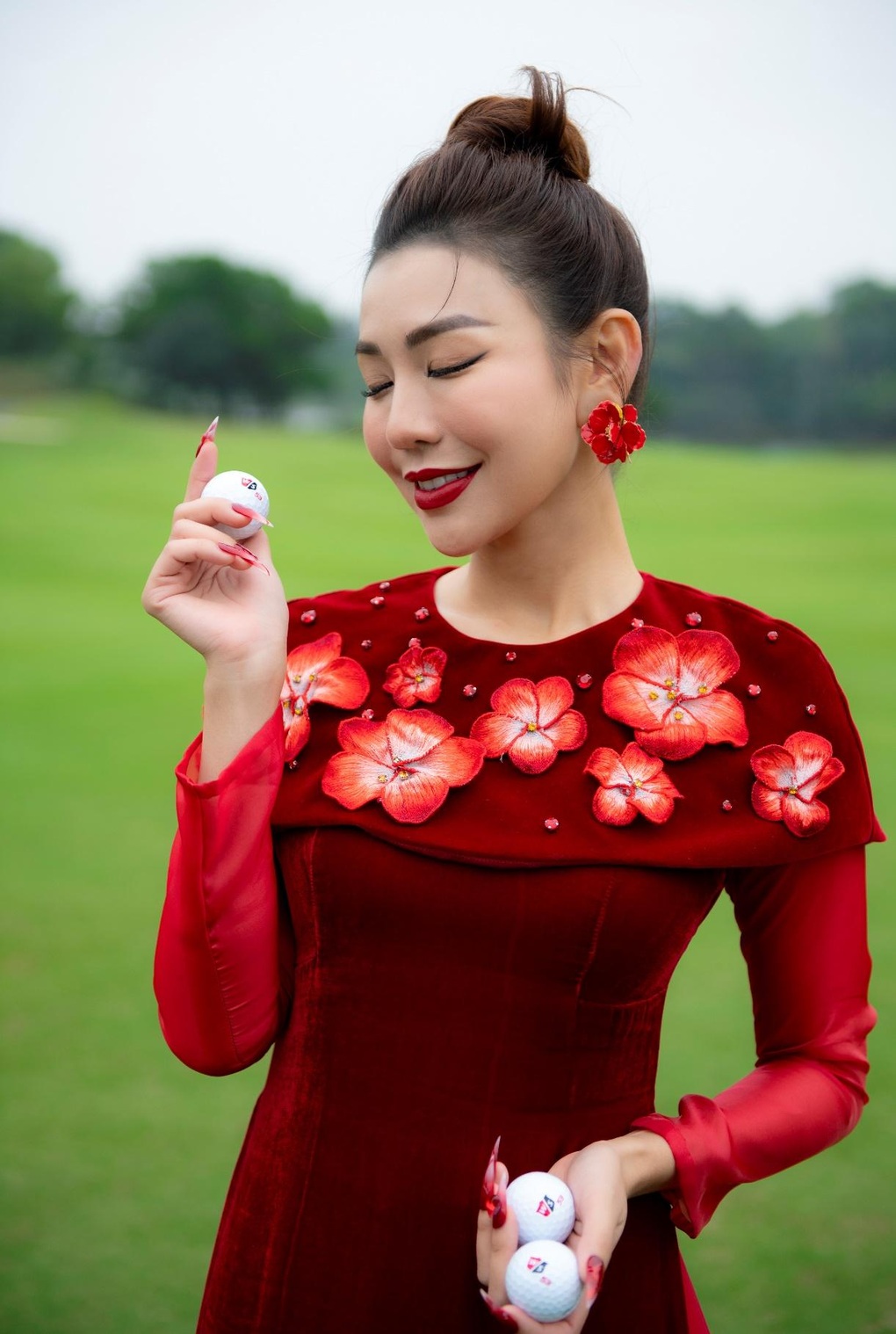 MC Nguyễn Hải Anh rực rỡ trên sân golf với bộ ảnh áo dài đón tết cổ truyền - 6 MC Nguyễn Hải Anh rực rỡ trên sân golf với bộ ảnh áo dài đón tết cổ truyền - 6