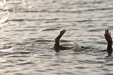 Đi chụp ảnh, 2 phụ nữ trượt chân xuống suối tử vong