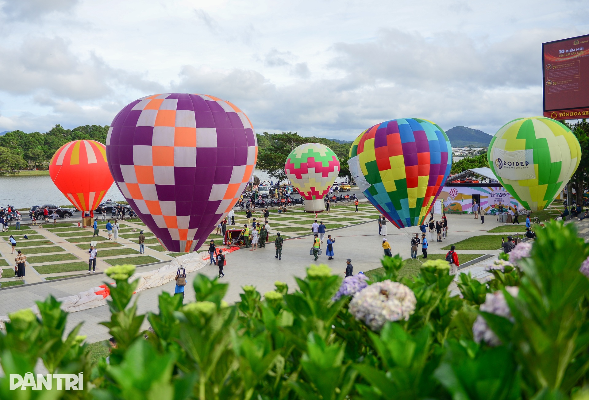 Langit Da Lat berwarna-warni semasa festival belon udara panas - 2 Bầu trời Đà Lạt rực rỡ sắc màu trong lễ hội khinh khí cầu - 2