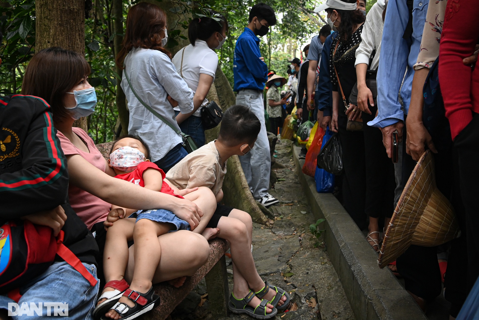Hành trình gian nan vượt biển người lên núi dâng hương các vua Hùng - 15 Hành trình gian nan vượt biển người lên núi dâng hương các vua Hùng - 15