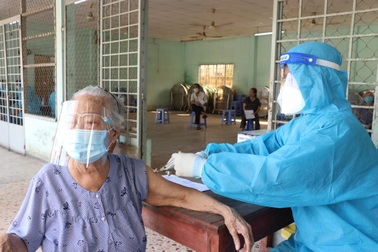 Người dân TP Tân An chỉ được ra đường khi tiêm vắc xin, xét nghiệm Covid-19