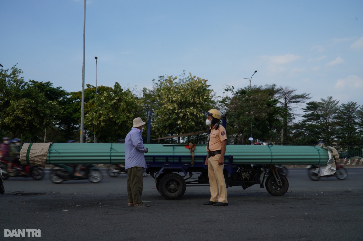 Người phụ nữ bật khóc vì sợ cá chết khi bị xử phạt chở hàng cồng kềnh - 3 Người phụ nữ bật khóc vì sợ cá chết khi bị xử phạt chở hàng cồng kềnh - 3