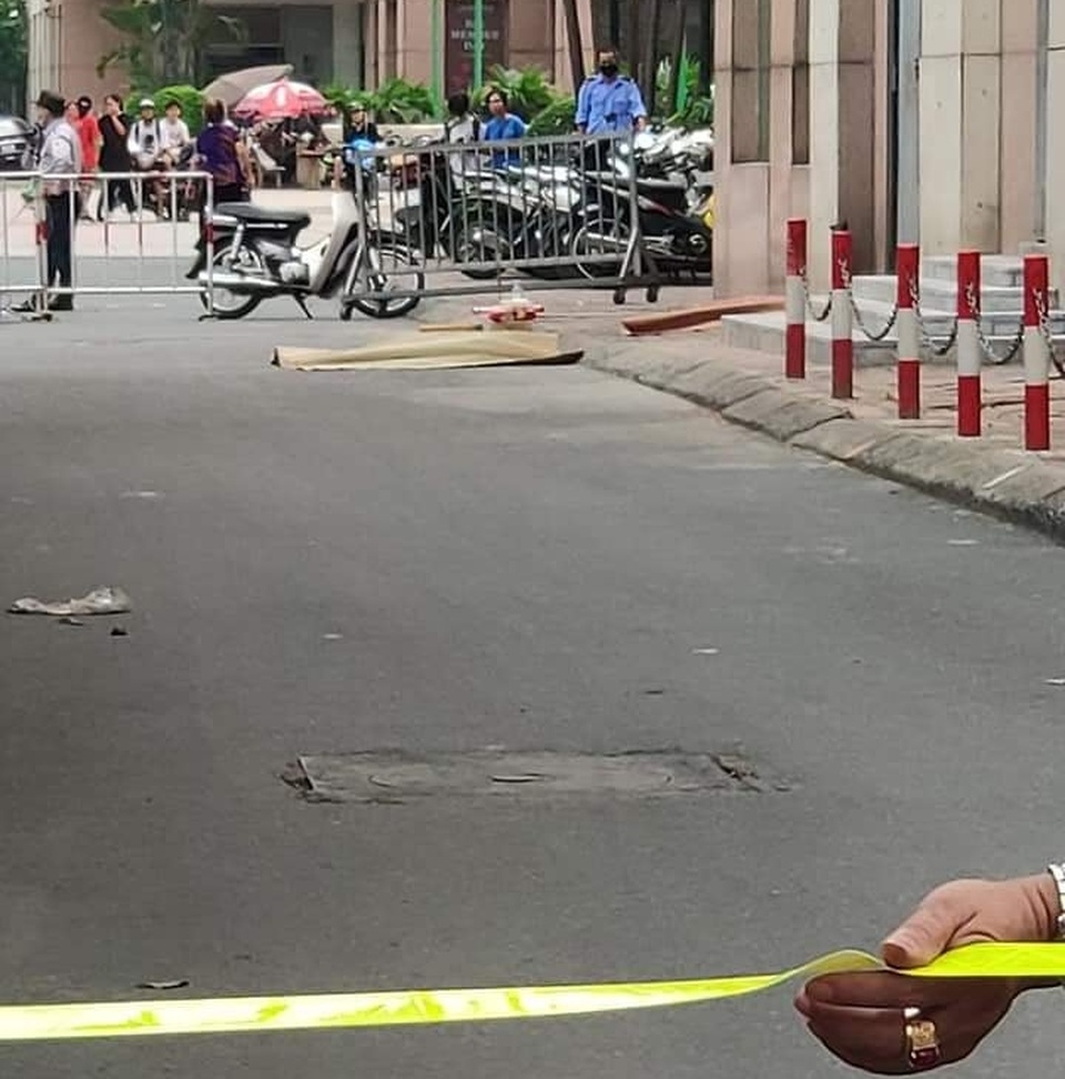 Hà Nội: Bé gái 6 tuổi rơi từ cửa sổ tầng 12 chung cư xuống đất - 1 Hà Nội: Bé gái 6 tuổi rơi từ cửa sổ tầng 12 chung cư xuống đất - 1