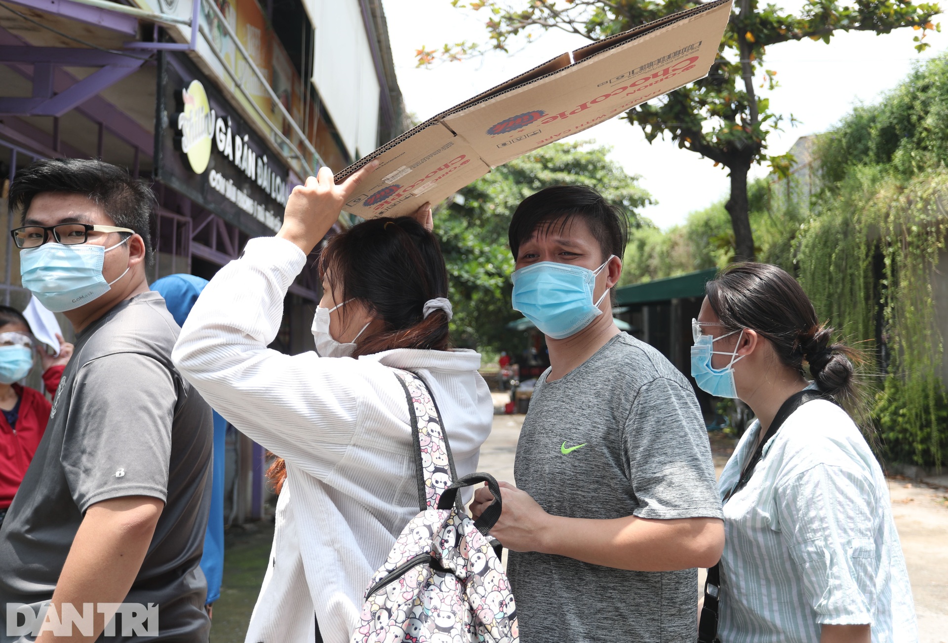 Người dân Sài Gòn lót dép, đội nắng nhiều giờ liền để giữ chỗ vào siêu thị - 9 Người dân Sài Gòn lót dép, đội nắng nhiều giờ liền để giữ chỗ vào siêu thị - 9