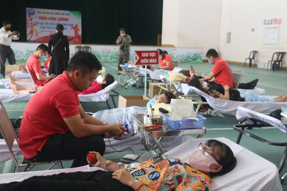 Hàng trăm đoàn viên, công đoàn tham gia hiến máu tình nguyện - 2 Hàng trăm đoàn viên, công đoàn tham gia hiến máu tình nguyện - 2