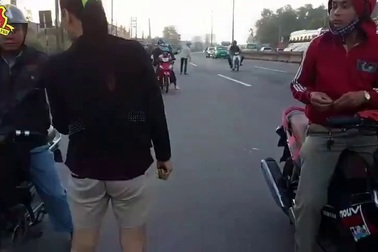 Người dân phải nhặt đinh vương vãi khắp quốc lộ 51, đoạn qua xã Tam Phước (Biên Hòa, Đồng Nai)