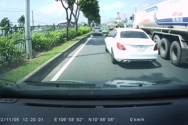 Không giữ khoảng cách an toàn, xe sang húc đuôi xe trước mặt