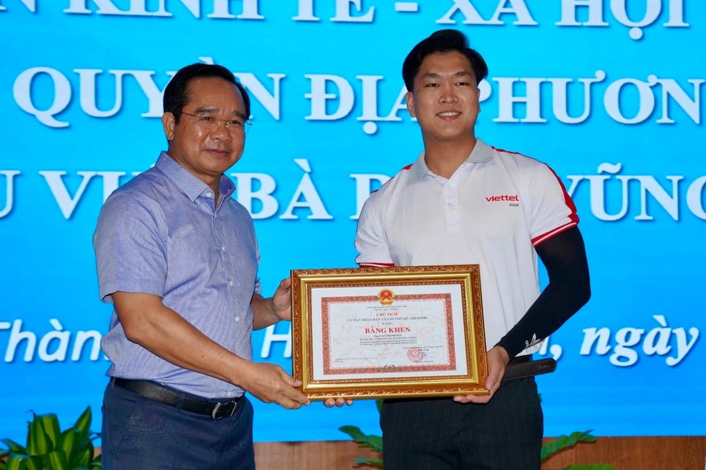 Chủ tịch TPHCM tặng bằng khen cho chàng trai cứu bé gái bị đuối nước - 1 Chủ tịch TPHCM tặng bằng khen cho chàng trai cứu bé gái bị đuối nước - 1